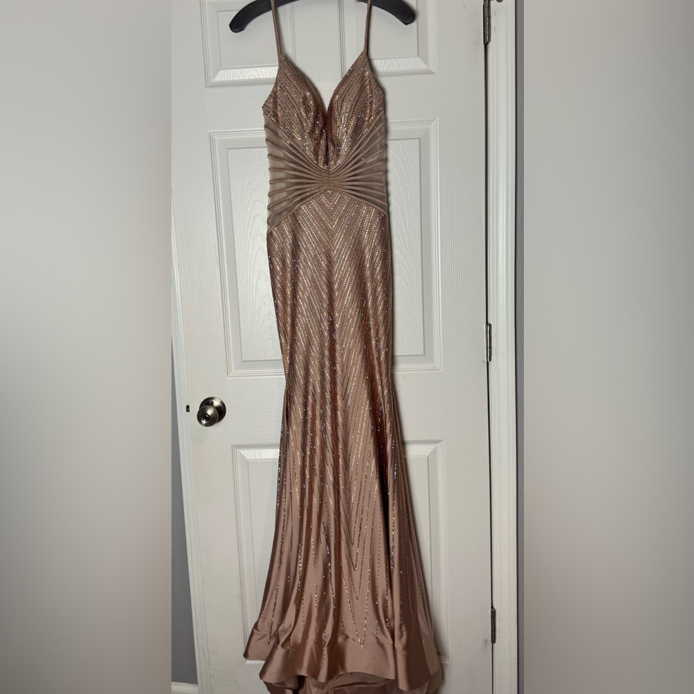 Gorgeous beaded rose gold gown. - Picture 5 of 7